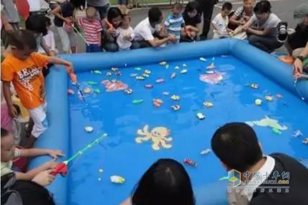 開心釣魚池，讓兒童體驗(yàn)垂釣的樂趣