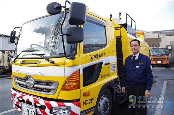 Kankyo Gijutsu公司的基于FE的日野Ranger道路清掃車(chē)配備艾里遜2500型號(hào)全自動(dòng)變速箱。