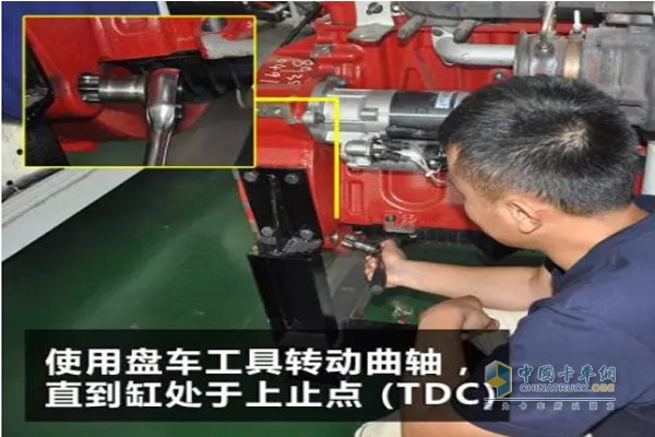調(diào)整間隙時(shí)，用盤車工具轉(zhuǎn)動(dòng)曲柄