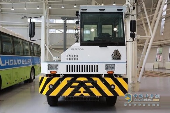 國(guó)內(nèi)首臺(tái)氫動(dòng)力碼頭牽引車在濟(jì)南正式下線
