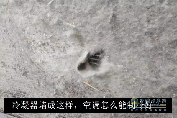 冷凝器堵成這樣，空調(diào)怎么能制冷好