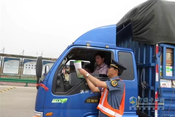 路政人員對(duì)車輛進(jìn)行檢查