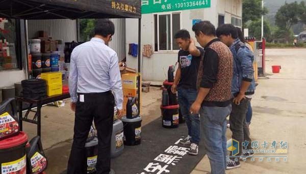  卡車司機(jī)在大理路演購買美孚黑霸王產(chǎn)品