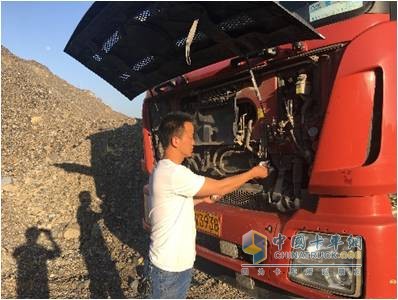 胡建查看發(fā)動(dòng)機(jī)