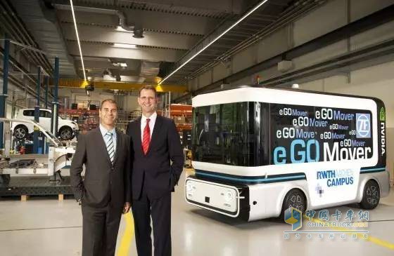 e.GO Mobile AG首席執(zhí)行官GüntherSchuh教授(右)和采埃孚高級工程和設(shè)計部門負(fù)責(zé)人且同時作為采埃孚風(fēng)險投資公司Zukunft Ventures GmbH總經(jīng)理的Torsten Gollewski(左)介紹了人員及貨運(yùn)運(yùn)輸器。自動駕駛車輛將成為采埃孚和e.GO所設(shè)想的e.GO Moove合資公司構(gòu)建的聯(lián)合產(chǎn)品。