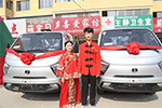 奧馳卡車迎親開路 別樣婚禮引圍觀