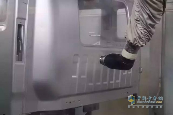 山東超級卡車工廠擁有世界先進水平的涂裝設備