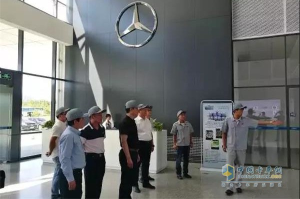 惠龍易通國(guó)際物流股份有限公司董事長(zhǎng)施文進(jìn)先生參觀梅賽德斯—奔馳發(fā)動(dòng)機(jī)
