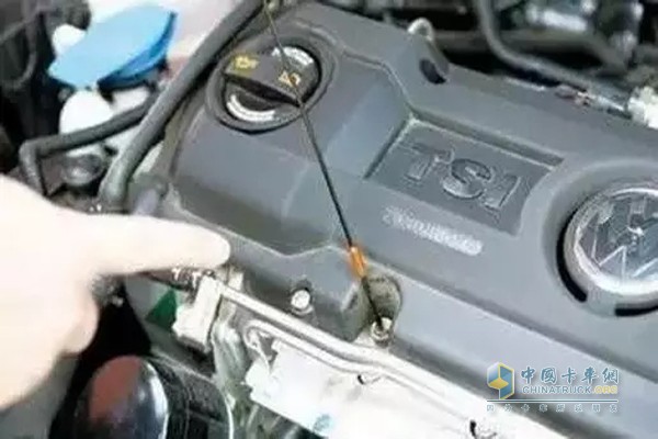 卡車機(jī)油保養(yǎng)要把油表尺拔出來，擦干凈