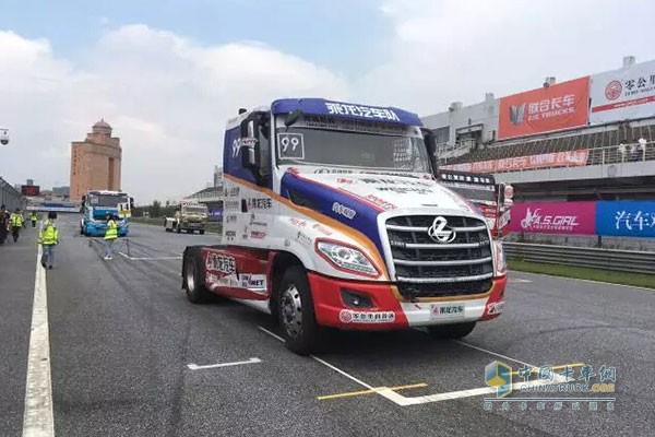 乘龍卡車在卡車公開賽現(xiàn)場(chǎng)