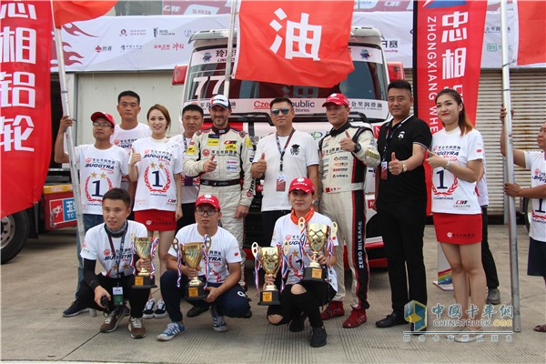 零公里潤滑油車隊(duì)合影