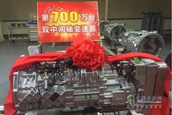 法士特第700萬臺(tái)雙中間軸變速器下線