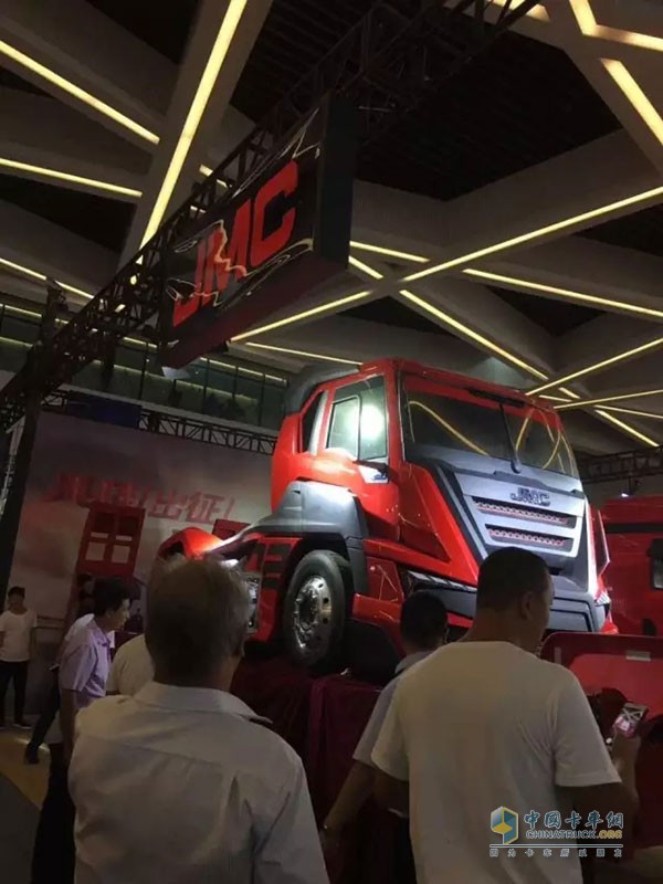 梁山車(chē)展現(xiàn)場(chǎng)用戶圍觀江鈴重卡站臺(tái)