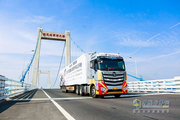 進(jìn)行道路實(shí)況賽的歐曼EST超級卡車