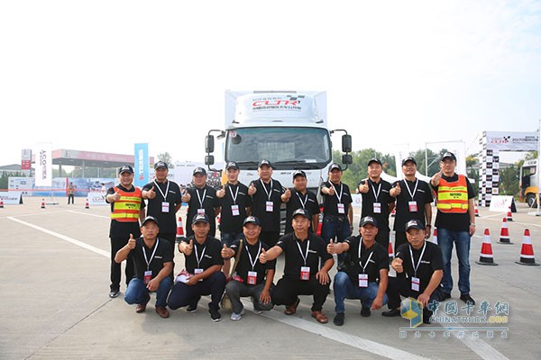 中卡組參賽選手紛紛為歐馬可超級(jí)卡車(chē)點(diǎn)贊加油