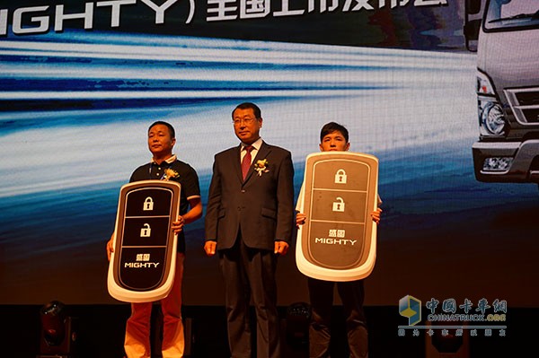 盛圖購車用戶現(xiàn)場交車