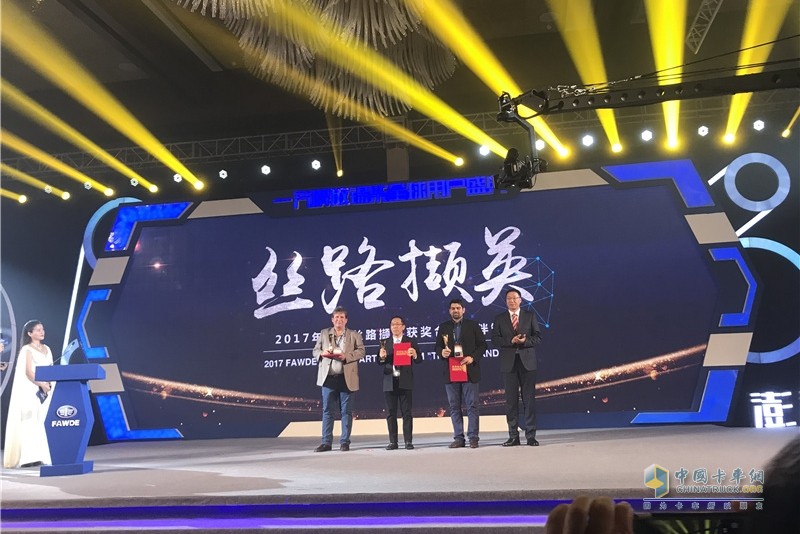 夠澎湃享信賴！被點名的人上臺領(lǐng)獎啦！