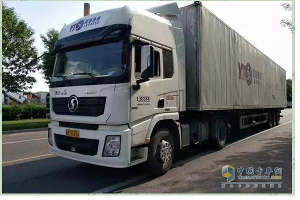 陜汽德龍快遞運輸車
