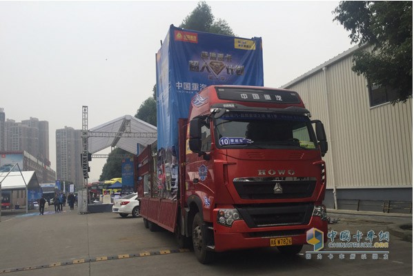 重汽豪沃T7H攀巖車(chē)