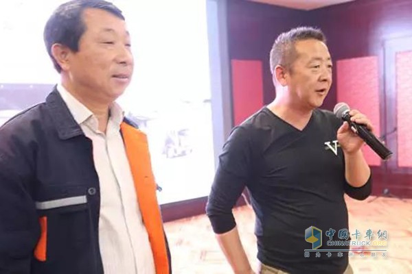 左為喀什軒宇鑫商貿(mào)有限公司田總，右為忠實(shí)客戶白先生