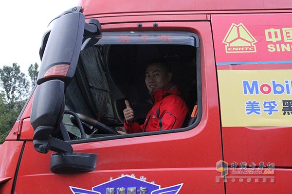 攀巖車駕駛員點(diǎn)贊中國(guó)重汽