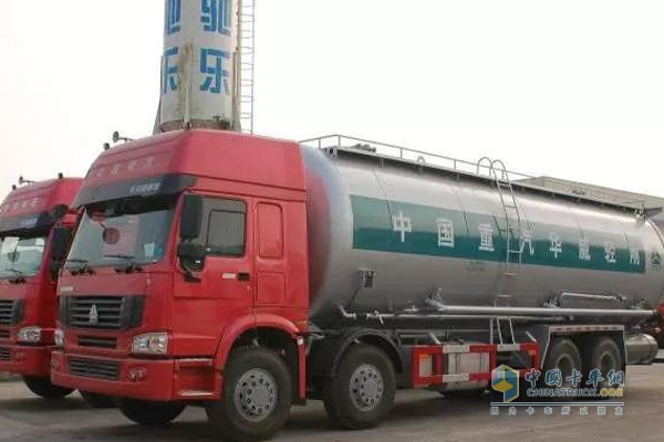 中國(guó)重汽油罐車