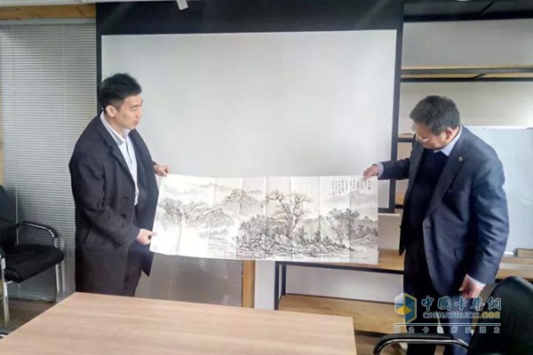 上汽依維柯紅巖商用車有限公司總經(jīng)理樓建平與湯氏集團董事長湯召錄