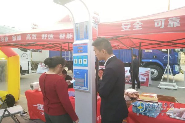 乘龍汽車(chē)活動(dòng)?xùn)|莞站現(xiàn)場(chǎng)客戶(hù)測(cè)量身體狀況