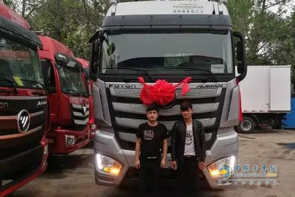 丁老板與歐曼EST 510超級(jí)卡車(chē)合影
