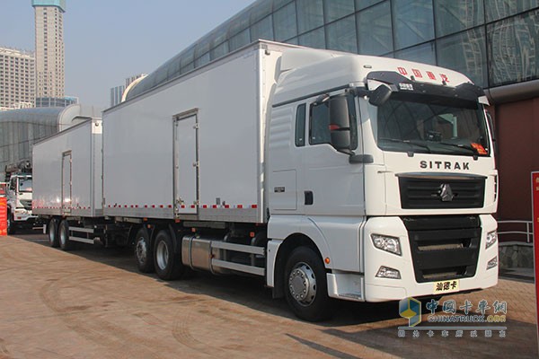 SITRAK(汕德卡)C7H 6×2中置軸貨運(yùn)列車