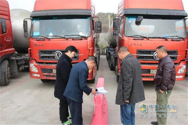 對車輛駕駛?cè)藝栏窆芾砑訌姲踩庾R教育
