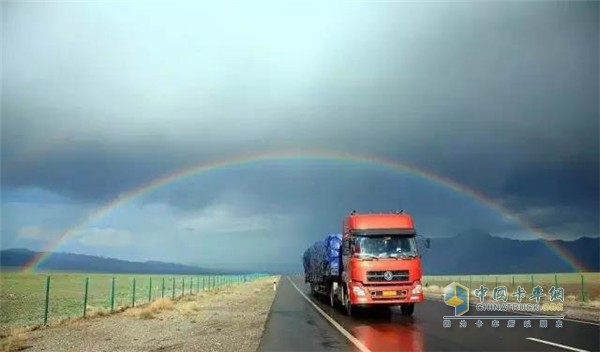 搭載東風(fēng)康明斯發(fā)動機(jī)的東風(fēng)商用車