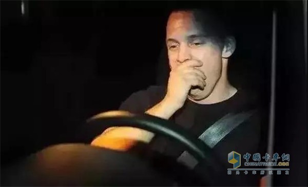 疲勞駕駛一律扣12分，情節(jié)嚴(yán)重者還可能吊銷駕照!
