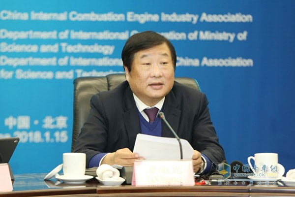 中國內燃機工業(yè)協會會長譚旭光主持會議