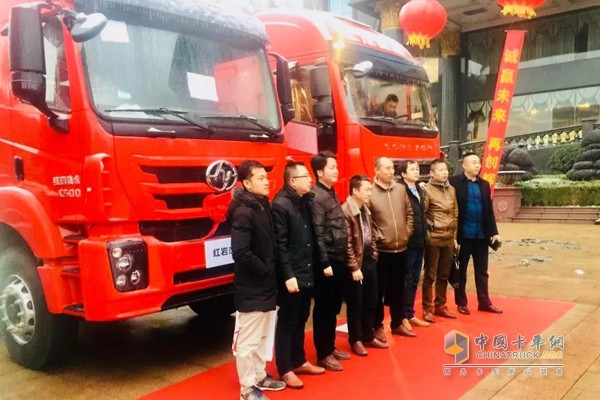 上汽紅巖杰獅冠軍版大馬力互聯網夢想卡車上市發(fā)布現場