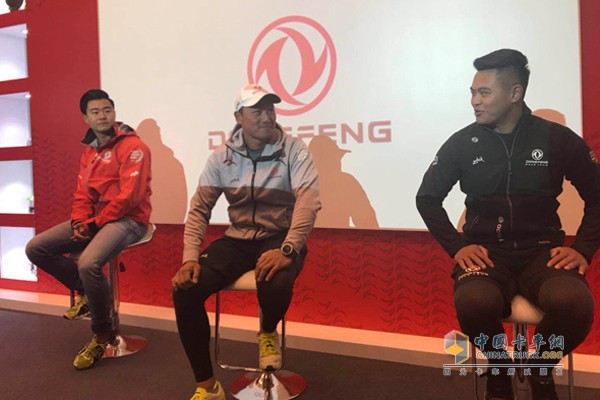 左起以此為“東風(fēng)”號中艙鍵盤手楊濟(jì)儒、前甲板陳錦浩、中艙鍵盤手劉學(xué)