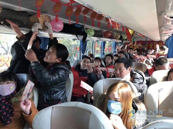 “年，豪沃、豪瀚送你回家過”活動車輛內(nèi)熱鬧場景