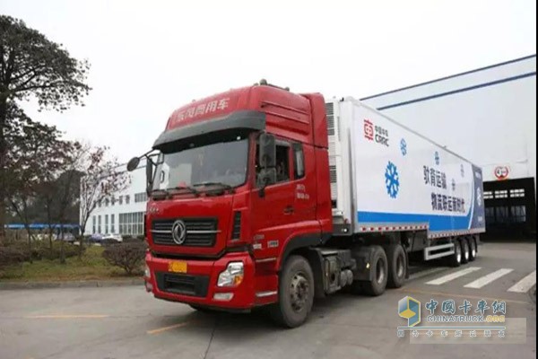 中車(chē)眉山研發(fā)廂式冷藏馱背運(yùn)輸半掛車(chē)