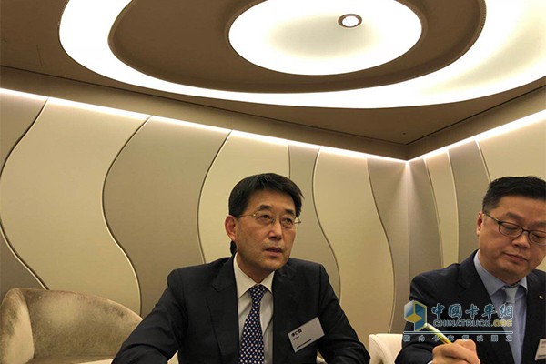 現(xiàn)代汽車商用事業(yè)本部長(zhǎng)李仁哲接受卡車網(wǎng)記者采訪