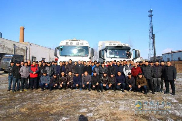 曼恩商用車中國(guó)與亞泰運(yùn)輸攜手，為車隊(duì)中司機(jī)培訓(xùn)留影