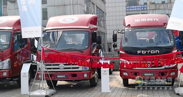 參加重慶萬(wàn)人團(tuán)購(gòu)會(huì)的福田時(shí)代車輛