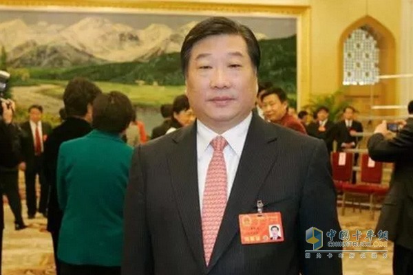 全國人大代表，山東重工集團有限公司董事長、濰柴控股集團有限公司董事長、山東省交通工業(yè)集團控股有限公司董事長譚旭光