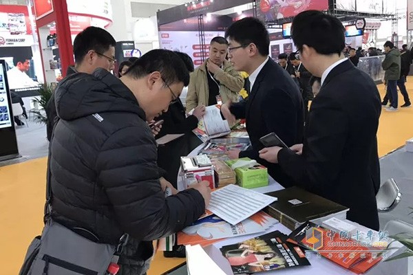 龍?bào)礉?rùn)滑油展位工作人員為用戶(hù)講解