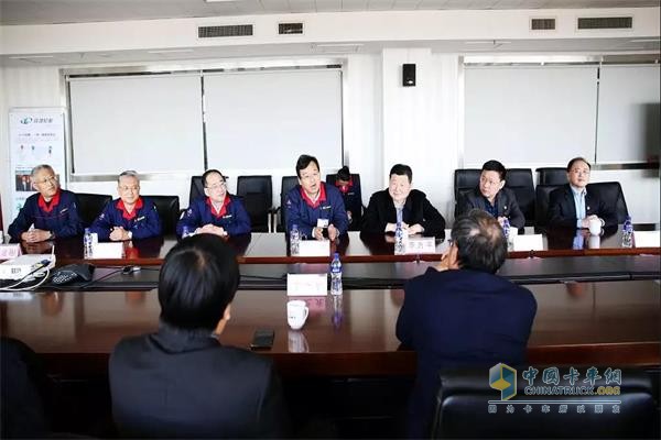 李萬(wàn)福副市長(zhǎng)出席玲瓏輪胎與中國(guó)工程院的簽約會(huì)議