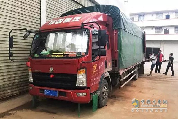 搭載康明斯ISF發(fā)動機(jī)的HOWO輕卡