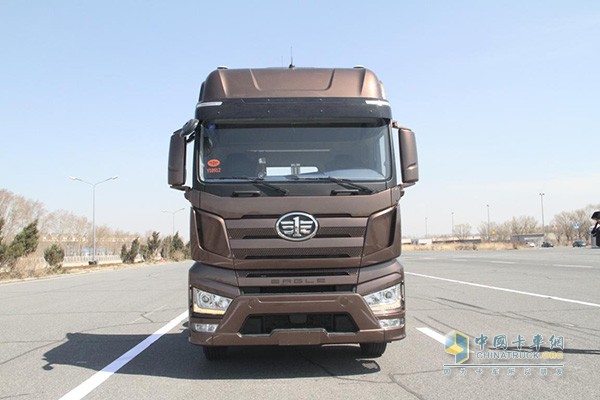 試車場測試了自動(dòng)駕駛J7牽引車