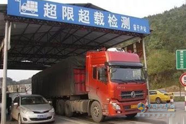 鄭州市將重點(diǎn)打擊超限超載車輛