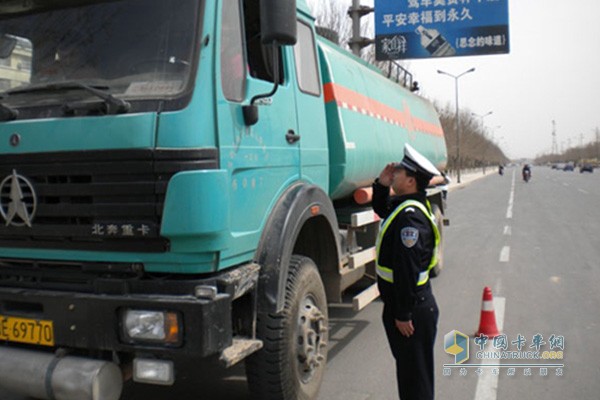 危險(xiǎn)物品運(yùn)輸車輛等3種車輛湖南高速公路限時(shí)禁行