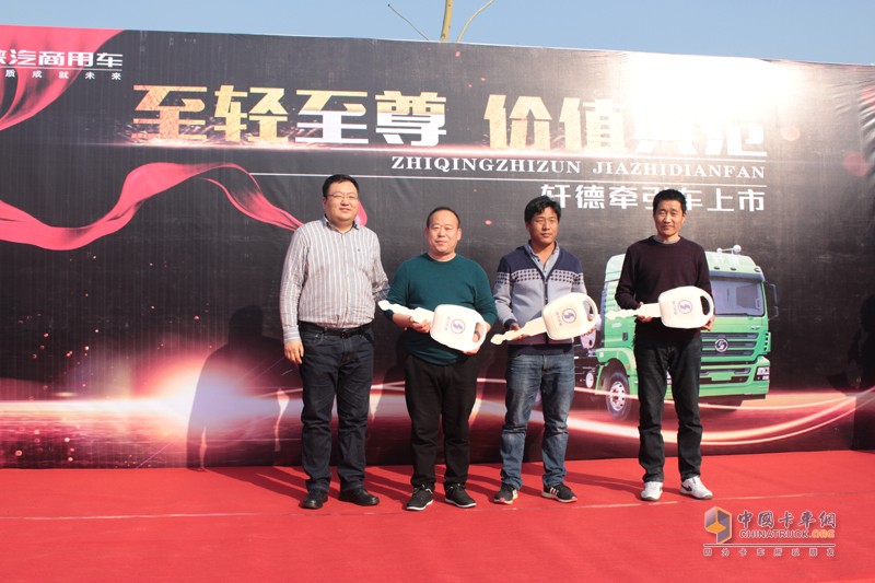 至輕至尊 價(jià)值典范 陜汽軒德X3牽引車(chē)登陸周口