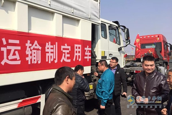 現(xiàn)場工作人員對用戶問題進行解答